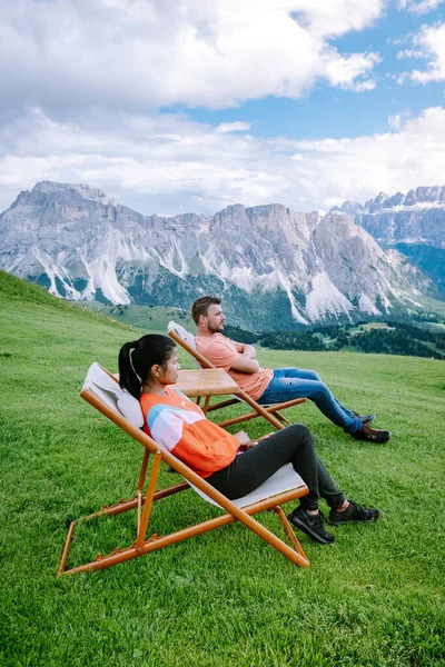 이탈리아의 돌로 메 테스에서 휴가를 즐기고 있는 부부가 세다 산 정상에서 놀라운 광경을 보고 있습니다. Trentino Alto Adige, Dolomites Alps, South Tyrol, Italy, Europe. 오들 산맥, 발 가데나. 장엄 한 퍼 체타 — 스톡 사진