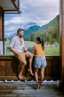 İtalya 'da tatilde olan çift, bulutlu havada küçük kilise, San Vigilio di Marebbe, Güney Tirol, İtalya San Vigilio di Marebbe Dolomites Dağı' ndaki küçük bir kasaba.