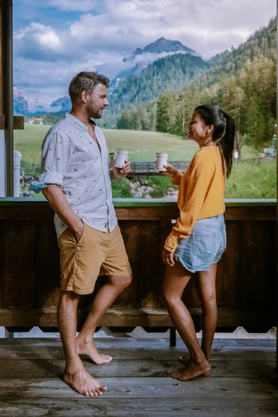 İtalya 'da tatilde olan çift, bulutlu havada küçük kilise, San Vigilio di Marebbe, Güney Tirol, İtalya San Vigilio di Marebbe Dolomites Dağı' ndaki küçük bir kasaba.