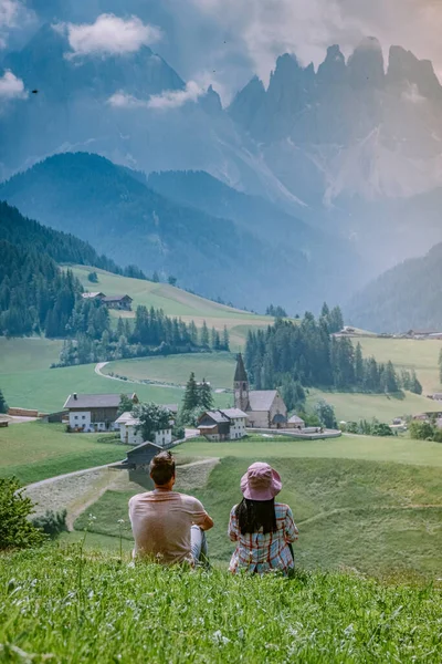 Couple on vacation in the Dolomites Italy, Santa Magdalena Village in Dolomites area Italy Val di Funes — Stock Photo, Image