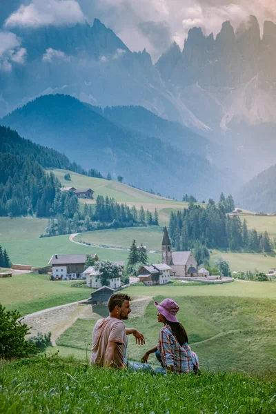 Пара на отдыхе в Доломиты Италия, Санта-Магдалена деревня в районе Доломиты Италия Валь ди Фунес — стоковое фото
