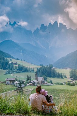 Dolomitler İtalya 'sında tatil yapan çift, Dolomitler bölgesinde Santa Magdalena Köyü İtalya Val di Funes