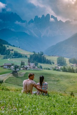 Dolomitler İtalya 'sında tatil yapan çift, Dolomitler bölgesinde Santa Magdalena Köyü İtalya Val di Funes