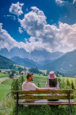 Dolomitler İtalya 'sında tatil yapan çift, Dolomitler bölgesinde Santa Magdalena Köyü İtalya Val di Funes