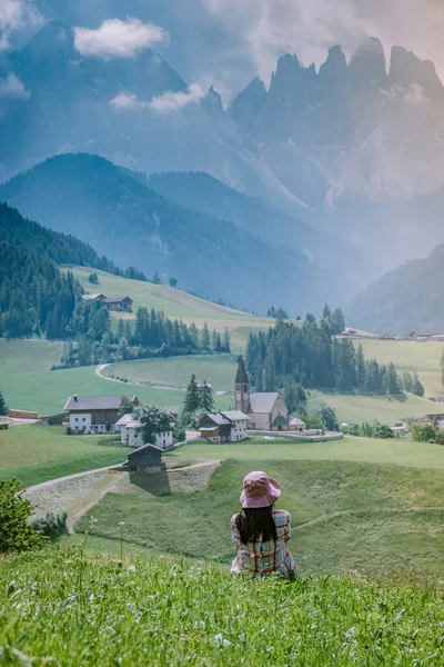 Женщина в отпуске в Доломитовых Альпах Италия, деревня Санта Магдалена в районе Доломитовых Альп Италия Валь ди Фунес — стоковое фото