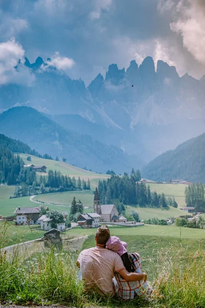 Пара на отдыхе в Доломиты Италия, Санта-Магдалена деревня в районе Доломиты Италия Валь ди Фунес — стоковое фото