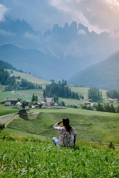 Woman on vacation in the Dolomites Italy, Santa Magdalena Village in Dolomites area Italy Val di Funes — Stock Photo, Image