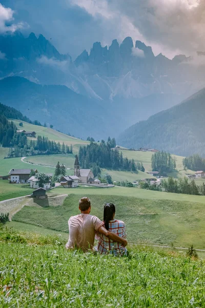 Couple on vacation in the Dolomites Italy, Santa Magdalena Village in Dolomites area Italy Val di Funes — Stock Photo, Image