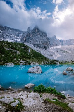 İtalyan Dolomitlerindeki mavi yeşil göl, Güzel Sorapis Gölü Dolomitlerdeki Lago di Sorapis, İtalya 'daki popüler seyahat merkezi.