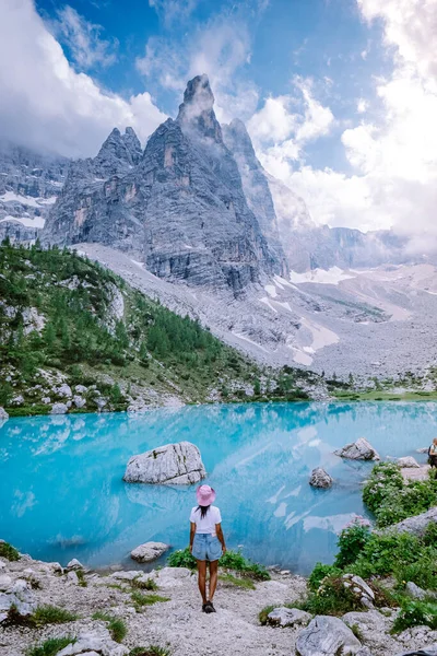 Donna escursionismo al lago verde azzurro nelle Dolomiti italiane, Bellissimo Lago Sorapis Lago di Sorapis nelle Dolomiti, meta di viaggio popolare in Italia — Foto Stock