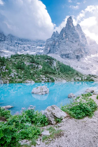 Kék zöld tó az olasz Dolomitokban, gyönyörű Sorapis tó Lago di Sorapis Dolomitokban, népszerű úticél Olaszországban — Stock Fotó