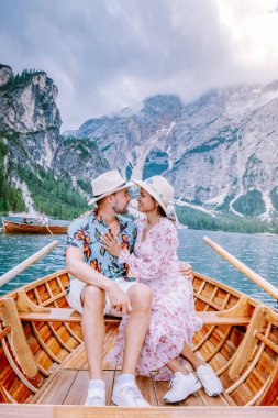 Çiftler ünlü Lago Di Braies gölünü, Güney Tyrol 'daki Pragser Wildsee' yi, İtalyan Alpleri 'ndeki güzel gölü, Lago di Braies' i ziyaret ederler.