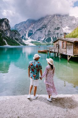 Çiftler ünlü Lago Di Braies gölünü, Güney Tyrol 'daki Pragser Wildsee' yi, İtalyan Alpleri 'ndeki güzel gölü, Lago di Braies' i ziyaret ederler.