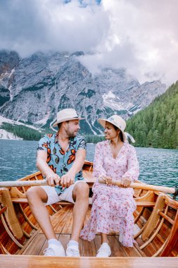 Çiftler ünlü Lago Di Braies gölünü, Güney Tyrol 'daki Pragser Wildsee' yi, İtalyan Alpleri 'ndeki güzel gölü, Lago di Braies' i ziyaret ederler.