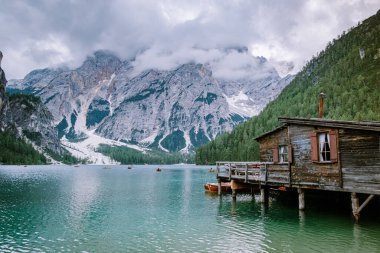 Ünlü Lago Di Braies Gölü İtalya, Güney Tyrol Pragser Wildsee, İtalyan Alplerinde Güzel Göl, Lago di Braies