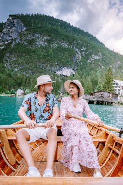 Çiftler ünlü Lago Di Braies gölünü, Güney Tyrol 'daki Pragser Wildsee' yi, İtalyan Alpleri 'ndeki güzel gölü, Lago di Braies' i ziyaret ederler.