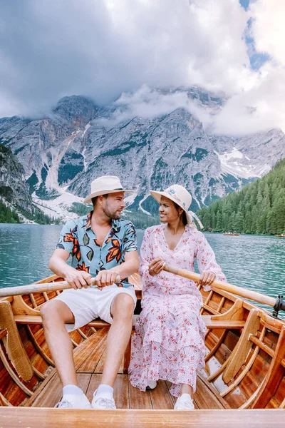 Pareja visita el famoso lago de Lago Di Braies Italia, Pragser Wildsee en Tirol del Sur, Hermoso lago en los Alpes italianos, Lago di Braies — Foto de Stock