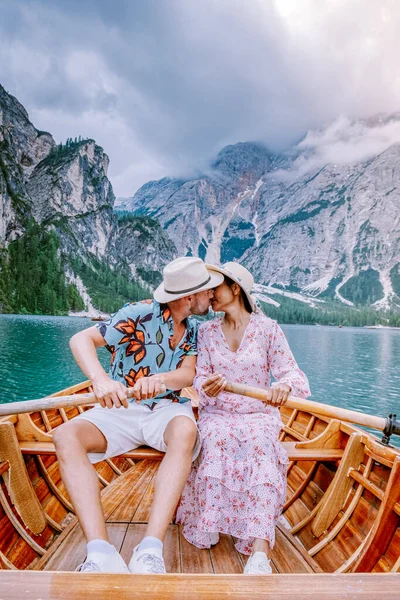 Casal visitar o famoso lago Lago Di Braies Itália, Pragser Wildsee no sul do Tirol, Lindo lago nos alpes italianos, Lago di Braies — Fotografia de Stock