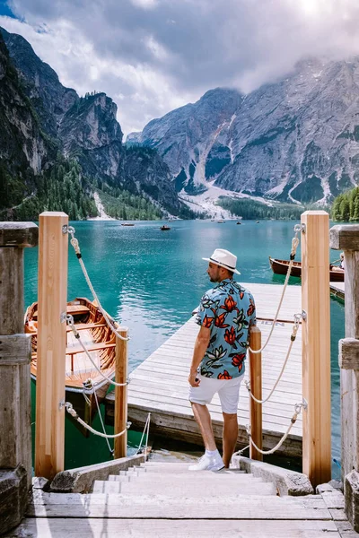 Chico visitar el famoso Lago Di Braies Italia, Pragser Wildsee en el Tirol del Sur, Hermoso lago en los Alpes italianos, Lago di Braies — Foto de Stock