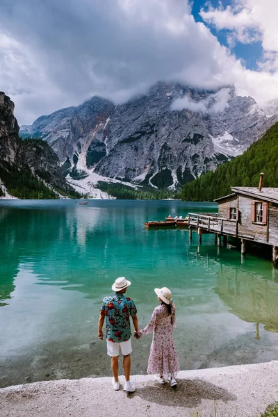 Couple visit the famous lake Lago Di Braies Italy, Pragser Wildsee in South Tyrol, Beautiful lake in the italian alps, Lago di Braies — Stock Photo, Image