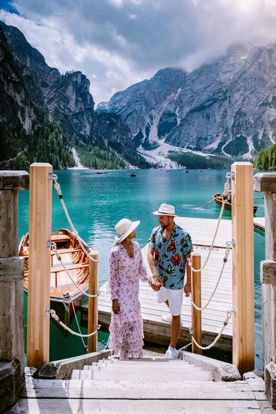 Пара посетить знаменитое озеро Лаго Ди Braies Италии, Pragser Wildsee в Южном Тироле, Красивое озеро в итальянских Альпах, Лаго ди Брайс — стоковое фото