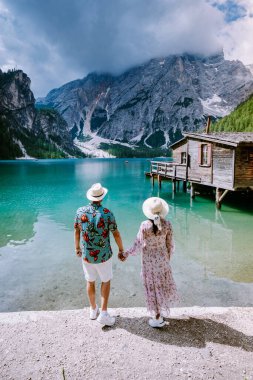 Çiftler ünlü Lago Di Braies gölünü, Güney Tyrol 'daki Pragser Wildsee' yi, İtalyan Alpleri 'ndeki güzel gölü, Lago di Braies' i ziyaret ederler.