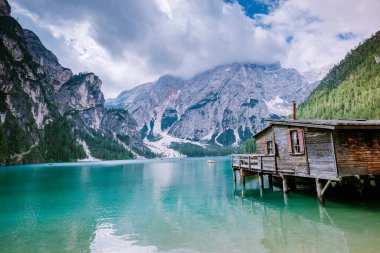 Ünlü Lago Di Braies Gölü İtalya, Güney Tyrol Pragser Wildsee, İtalyan Alplerinde Güzel Göl, Lago di Braies