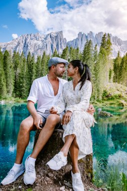 İtalya 'da Dolomites, Carezza Gölü, Lago di Carezza, Karersee' de Latemar Dağı, Bolzano ili, Güney Tyrol, İtalya 'yı ziyaret eder. Carezza Gölü veya Karersee ve Dolomitlerin manzarası