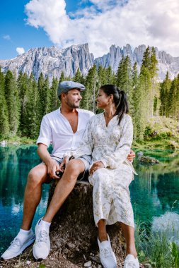 İtalya 'da Dolomites, Carezza Gölü, Lago di Carezza, Karersee' de Latemar Dağı, Bolzano ili, Güney Tyrol, İtalya 'yı ziyaret eder. Carezza Gölü veya Karersee ve Dolomitlerin manzarası