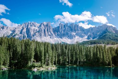 İtalya 'da Dolomites, Carezza Gölü, Lago di Carezza, Karersee, Latemar Dağı, Bolzano ili, Güney Tyrol, İtalya. Arka planda Carezza Gölü veya Karersee ve Dolomitlerin manzarası