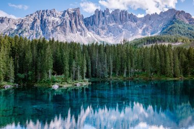 İtalya 'da Dolomites, Carezza Gölü, Lago di Carezza, Karersee, Latemar Dağı, Bolzano ili, Güney Tyrol, İtalya. Arka planda Carezza Gölü veya Karersee ve Dolomitlerin manzarası