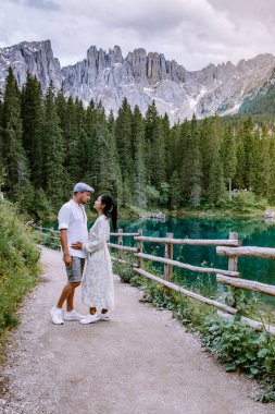 İtalya 'da Dolomites, Carezza Gölü, Lago di Carezza, Karersee' de Latemar Dağı, Bolzano ili, Güney Tyrol, İtalya 'yı ziyaret eder. Carezza Gölü veya Karersee ve Dolomitlerin manzarası