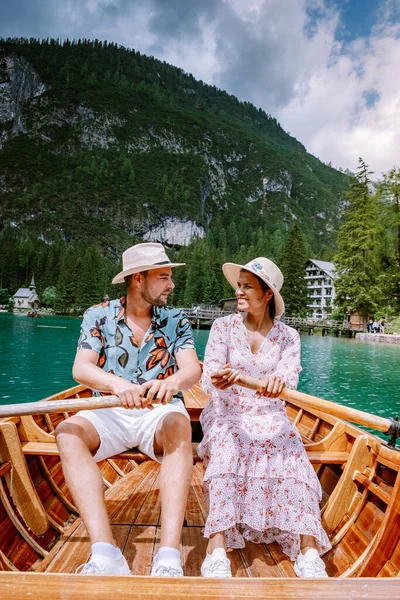 Пара посетить знаменитое озеро Лаго Ди Braies Италии, Pragser Wildsee в Южном Тироле, Красивое озеро в итальянских Альпах, Лаго ди Брайс — стоковое фото