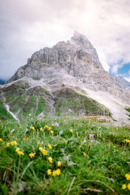 Baita Segantini 'den Pale di San Martino - Passo Rolle İtalya, İtalyan Alplerini ziyaret eden çift, Dolomitler' in kuzeyindeki Pale di San Martino Grubu 'nun en iyi bilinen zirvesi olan Cimon della Pala' nın manzarası