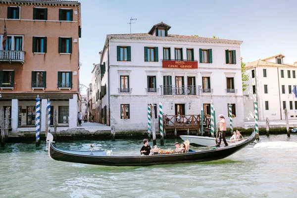 Venezia luglio 2020, gondoliere veneziano che percorre in gondola il grande canale di Venezia. La gondola è una tradizionale barca a remi veneziana a fondo piatto. È il trasporto unico di Venezia — Foto Stock