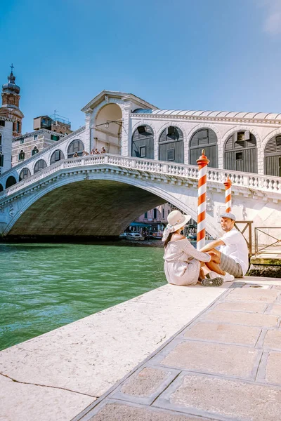 Venezia coppia di uomini e donne in gita a Venezia, uomini e donne sul lungomare guardando il famoso ponte di Rialto a Venezia — Foto Stock