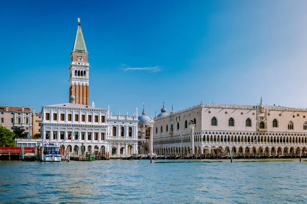 Bella strada veneziana in giorno d'estate, Italia Venezia — Foto Stock