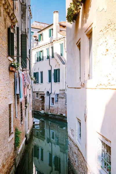Венецианская улица в летний день, Италия Venice — стоковое фото