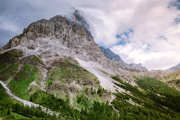 Pale di San Martino desde Baita Segantini - Passo Rolle italia, Pareja visita los Alpes italianos, Vista de Cimon della Pala, el pico más conocido del Grupo Pale di San Martino en los Dolomitas, norte —  Fotos de Stock