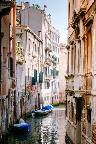 Bella strada veneziana in giorno d'estate, Italia Venezia — Foto Stock