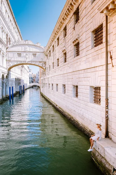 Donna in viaggio in città a Venezia, Bella strada veneziana in giorno d'estate, Italia Venezia — Foto Stock