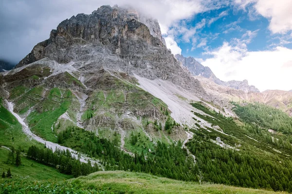 Pale di San Martino da Baita Segantini - Passo Rolle Italia, Coppia visita le Alpi italiane, Veduta del Cimone della Pala, la vetta più conosciuta del Gruppo delle Pale di San Martino nelle Dolomiti, nord — Foto Stock