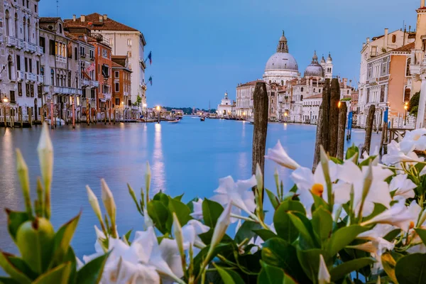 Belle rue vénitienne en journée d'été, Italie Venise — Photo