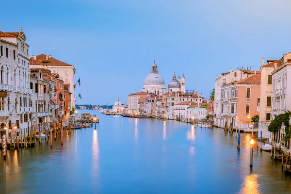 Belle rue vénitienne en journée d'été, Italie Venise — Photo