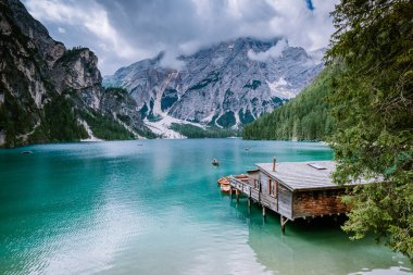Ünlü Lago Di Braies Gölü İtalya, Güney Tyrol Pragser Wildsee, İtalyan Alplerinde Güzel Göl, Lago di Braies