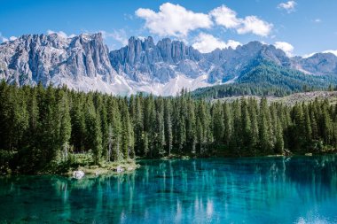 İtalya 'da Dolomites, Carezza Gölü, Lago di Carezza, Karersee, Latemar Dağı, Bolzano ili, Güney Tyrol, İtalya. Arka planda Carezza Gölü veya Karersee ve Dolomitlerin manzarası