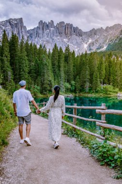 İtalya 'da Dolomites, Carezza Gölü, Lago di Carezza, Karersee' de Latemar Dağı, Bolzano ili, Güney Tyrol, İtalya 'yı ziyaret eder. Carezza Gölü veya Karersee ve Dolomitlerin manzarası