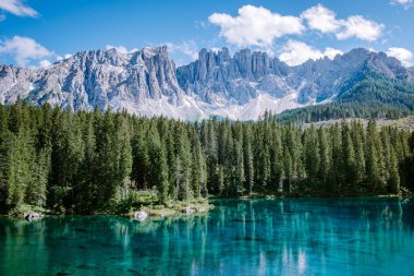 İtalya 'da Dolomites, Carezza Gölü, Lago di Carezza, Karersee, Latemar Dağı, Bolzano ili, Güney Tyrol, İtalya. Arka planda Carezza Gölü veya Karersee ve Dolomitlerin manzarası