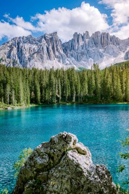 İtalya 'da Dolomites, Carezza Gölü, Lago di Carezza, Karersee, Latemar Dağı, Bolzano ili, Güney Tyrol, İtalya. Arka planda Carezza Gölü veya Karersee ve Dolomitlerin manzarası