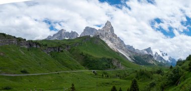 Baita Segantini 'den Pale di San Martino - Passo Rolle İtalya, İtalyan Alplerini ziyaret eden çift, Dolomitler' in kuzeyindeki Pale di San Martino Grubu 'nun en iyi bilinen zirvesi olan Cimon della Pala' nın manzarası